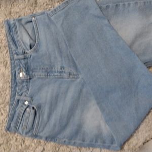 H&M DIVIDED Light Wash High Waisted MOM/BOYFRIEND CUT JEANS!! Like New!
